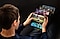 Une personne joue &agrave; des jeux sur le Galaxy A06. Diverses sc&egrave;nes de jeu sont projet&eacute;es sur l&rsquo;&eacute;cran, montrant les capacit&eacute;s de m&eacute;moire et de stockage du Galaxy A06.