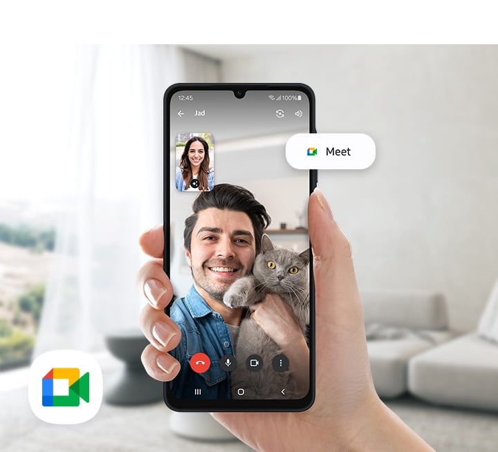 Une main tenant le Galaxy A06 pendant un appel vidéo, avec des options pour « Meet » visibles à l’écran.