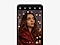 Un Galaxy S24 FE vu de face, affichant la photo d&rsquo;une femme souriante dans une pi&egrave;ce faiblement &eacute;clair&eacute;e. L&rsquo;&eacute;cran affiche l&rsquo;appareil photo en fonctionnement, r&eacute;gl&eacute; sur un zoom 2x avec un format d&rsquo;image 3:4.