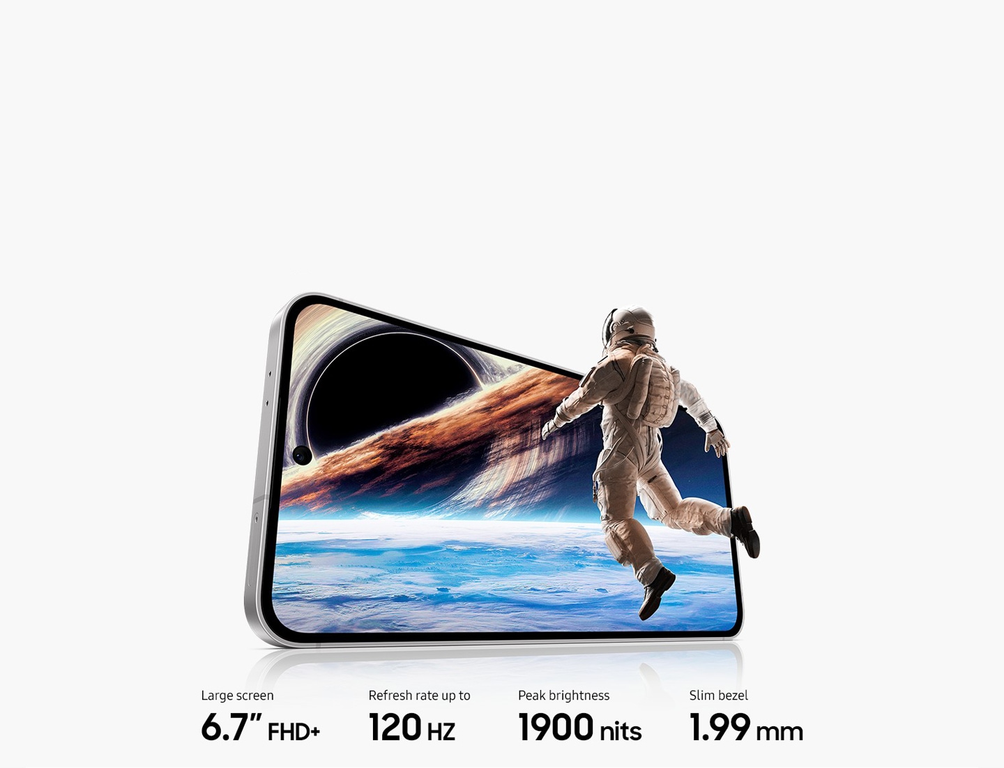Un Galaxy S24 FE l&eacute;g&egrave;rement tourn&eacute; est vu de face. L&rsquo;&eacute;cran affiche un astronaute flottant dans l&rsquo;espace avec une plan&egrave;te et une n&eacute;buleuse color&eacute;e en arri&egrave;re-plan. Le texte indique Grand &eacute;cran 6,7&nbsp;pouces FHD+, Fr&eacute;quence de rafra&icirc;chissement jusqu&rsquo;&agrave; 120&nbsp;Hz, Luminosit&eacute; maximale 1&nbsp;900&nbsp;nits, Cadre fin 1,99&nbsp;mm.