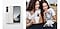 La photo de gauche est une vue a&eacute;rienne du Galaxy Z Fold6 dans un &eacute;tui en silicone Blanc. La photo de droite est une photo du m&ecirc;me t&eacute;l&eacute;phone dans son &eacute;tui, tenant droit sur une table gr&acirc;ce &agrave; la poign&eacute;e tout-en-un, pendant que deux personnes regardent du contenu sur son &eacute;cran.