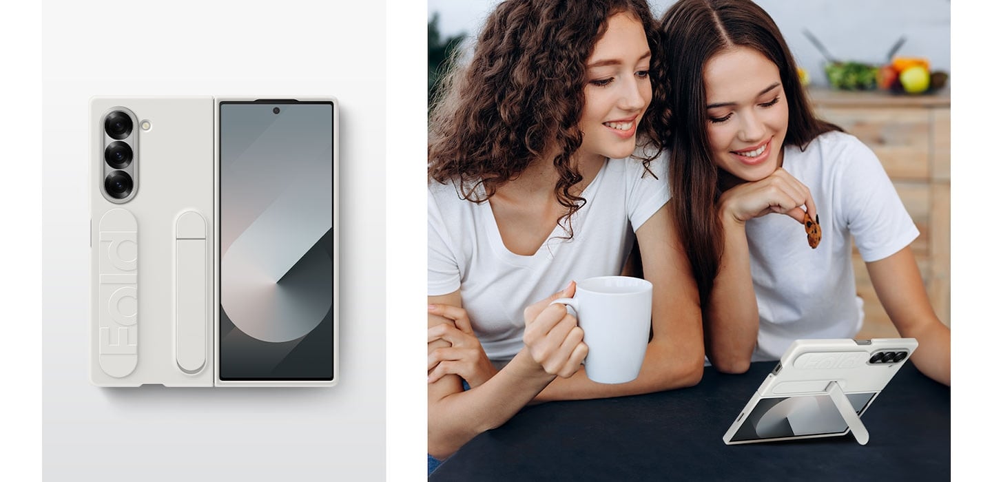 La photo de gauche est une vue a&eacute;rienne du Galaxy Z Fold6 dans un &eacute;tui en silicone Blanc. La photo de droite est une photo du m&ecirc;me t&eacute;l&eacute;phone dans son &eacute;tui, tenant droit sur une table gr&acirc;ce &agrave; la poign&eacute;e tout-en-un, pendant que deux personnes regardent du contenu sur son &eacute;cran.