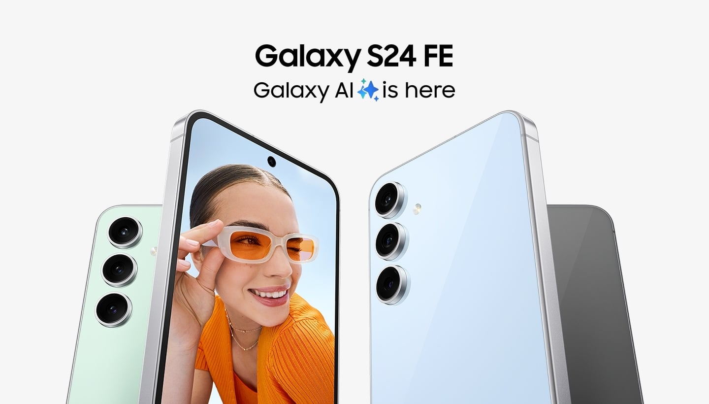 Quatre appareils Galaxy S24 FE Menthe, Gris, Bleu et Graphite. Les appareils sont pos&eacute;s debout l&eacute;g&egrave;rement inclin&eacute;s, le mod&egrave;le Gris &eacute;tant pr&eacute;sent&eacute; de face et affichant une femme portant des lunettes de soleil et souriant &agrave; l&rsquo;objectif.