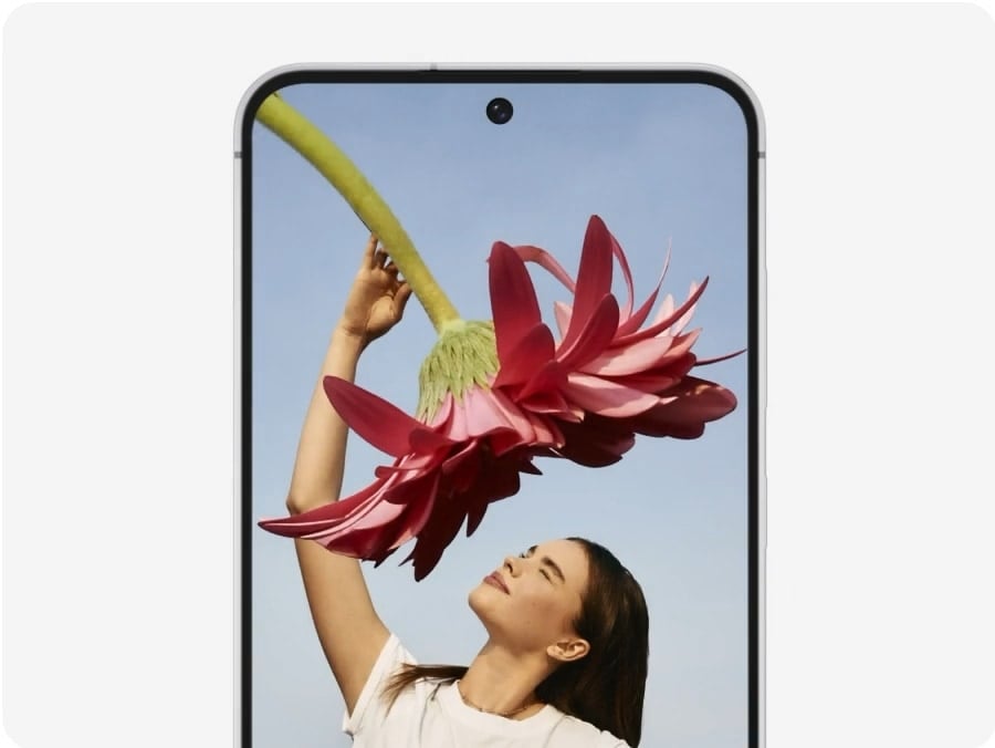 Une femme tient une fleur au-dessus de sa t&ecirc;te. L&rsquo;outil d&rsquo;&eacute;dition est utilis&eacute; pour s&eacute;lectionner et redimensionner la fleur, puis remplit l&rsquo;arri&egrave;re-plan, cr&eacute;ant une photo finale avec la fleur agrandie.