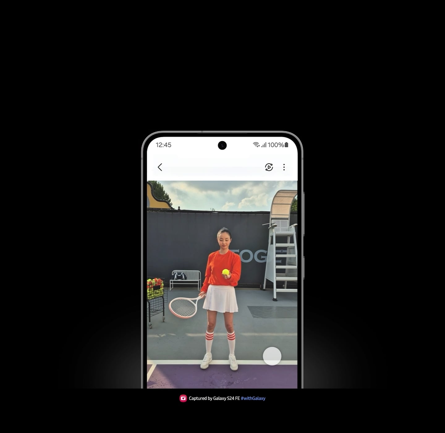 La vid&eacute;o ralentit lorsque la balle de tennis est touch&eacute;e. Un cercle en bas indique o&ugrave; l&rsquo;effet Instant Slow-mo est appliqu&eacute; lorsque le t&eacute;l&eacute;phone est touch&eacute;. Le texte indique Film&eacute; avec le Galaxy S24 FE #withGalaxy.