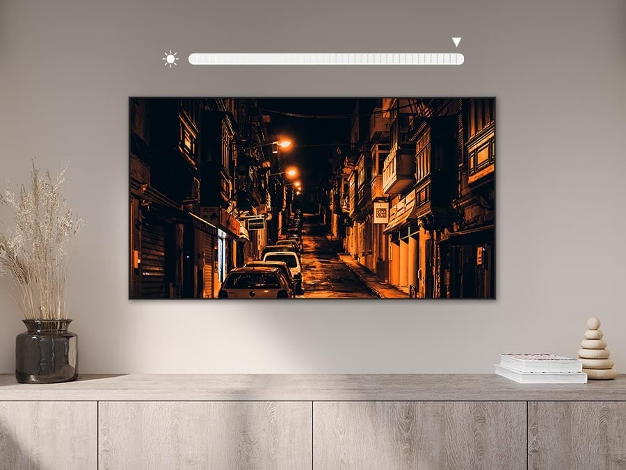Diff&eacute;renciant la lumi&egrave;re du jour de l&rsquo;&eacute;clairage ambiant, notre processeur NQ AI am&eacute;liore la visibilit&eacute; des sc&egrave;nes sombres. Profitez d&rsquo;images HDR &eacute;clatantes avec des r&eacute;glages de luminosit&eacute; et de couleur optimis&eacute;s, pour une exp&eacute;rience de visionnement plus riche et immersive.