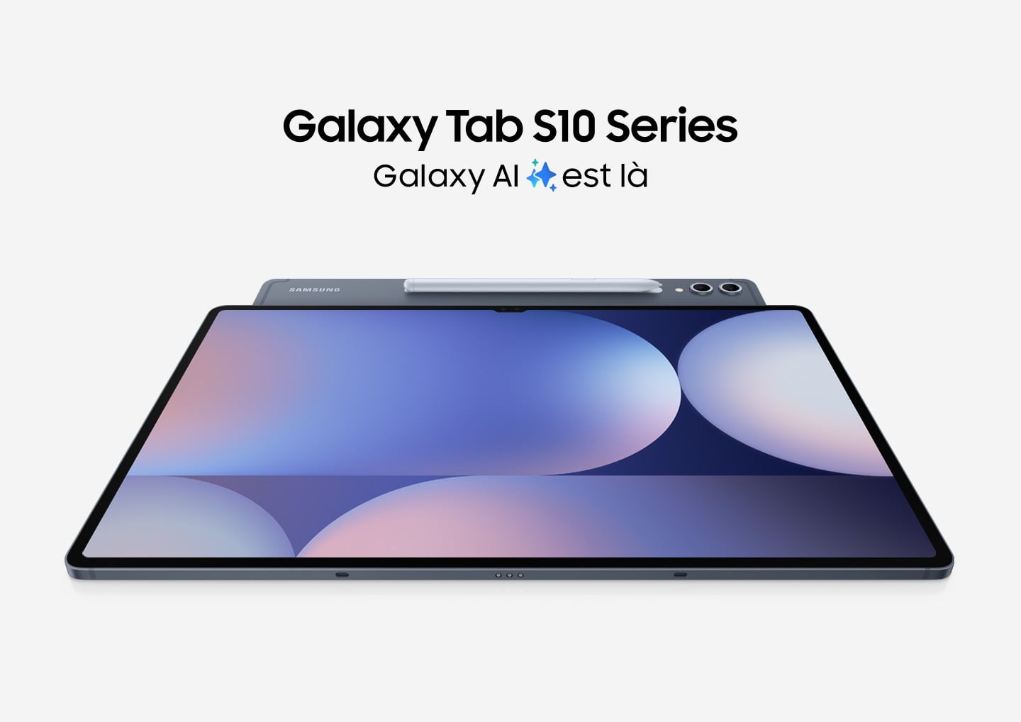 Une Galaxy Tab S10 inclin&eacute;e pour montrer son appareil photo arri&egrave;re et son S Pen est plac&eacute; sous une autre Tab S10 orient&eacute;e vers le haut avec un fond d&rsquo;&eacute;cran color&eacute;. Texte&nbsp;: Gamme Galaxy Tab S10. Galaxy AI est l&agrave;.