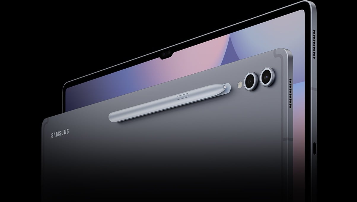 Deux Galaxy Tab S10 Gris Pierre de lune pos&eacute;es debout en mode paysage. L&rsquo;appareil de devant est tourn&eacute; vers l&rsquo;arri&egrave;re pour r&eacute;v&eacute;ler son S Pen et ses appareils photo, tandis que l&rsquo;appareil de derri&egrave;re est l&eacute;g&egrave;rement &eacute;tendu pour afficher son &eacute;cran.