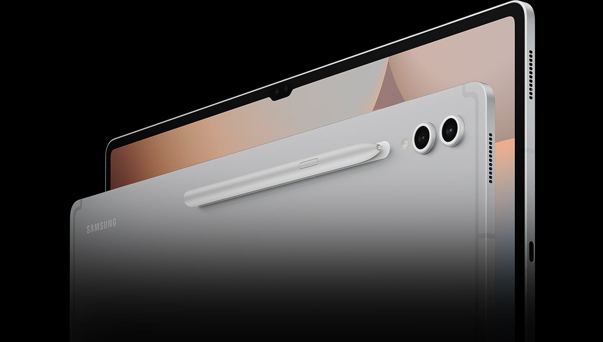 Deux Galaxy Tab S10 Argent Platine pos&eacute;es debout en mode paysage. L&rsquo;appareil de devant est tourn&eacute; vers l&rsquo;arri&egrave;re pour r&eacute;v&eacute;ler son S Pen et ses appareils photo, tandis que l&rsquo;appareil de derri&egrave;re est l&eacute;g&egrave;rement &eacute;tendu pour afficher son &eacute;cran.