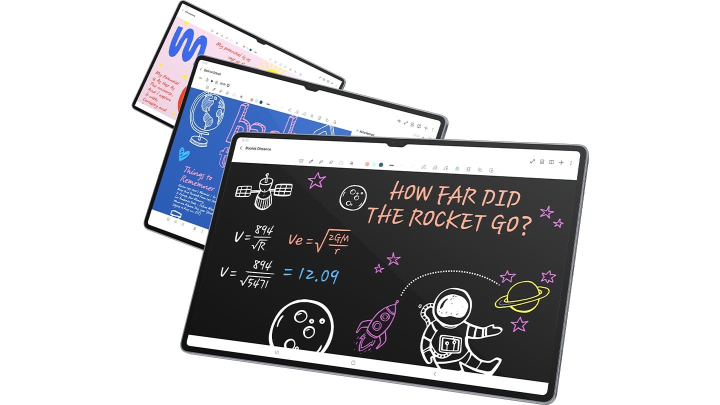 Trois Galaxy Tab S10 plac&eacute;es l&rsquo;une devant l&rsquo;autre, affichant toutes diff&eacute;rents devoirs scolaires dans l&rsquo;application Note Assist.