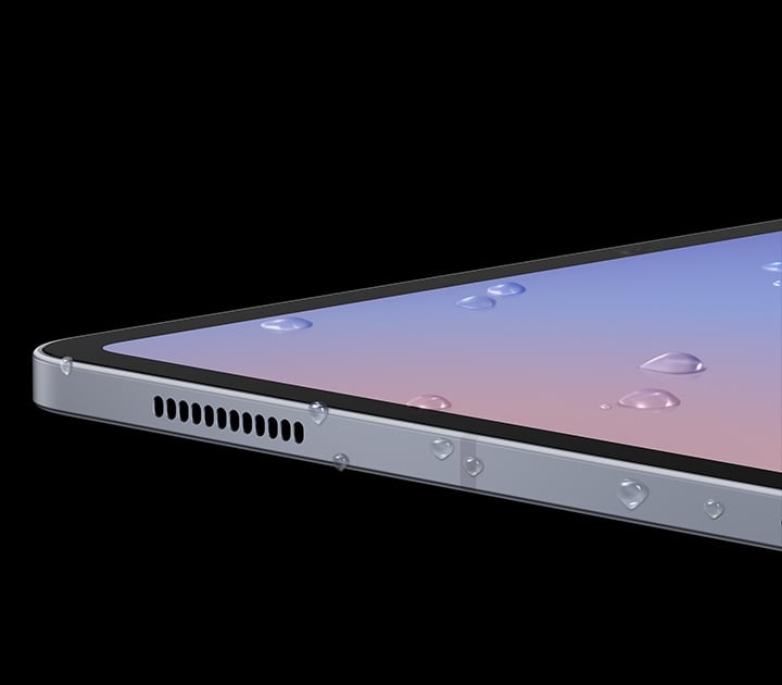 Un gros plan de l&rsquo;&eacute;cran d&rsquo;une Galaxy Tab S10 montre des gouttes d&rsquo;eau dispers&eacute;es sur l&rsquo;&eacute;cran et les c&ocirc;t&eacute;s. L&rsquo;&eacute;cran est allum&eacute;, affichant un fond d&rsquo;&eacute;cran et soulignant la r&eacute;sistance &agrave; l&rsquo;eau de l&rsquo;appareil.