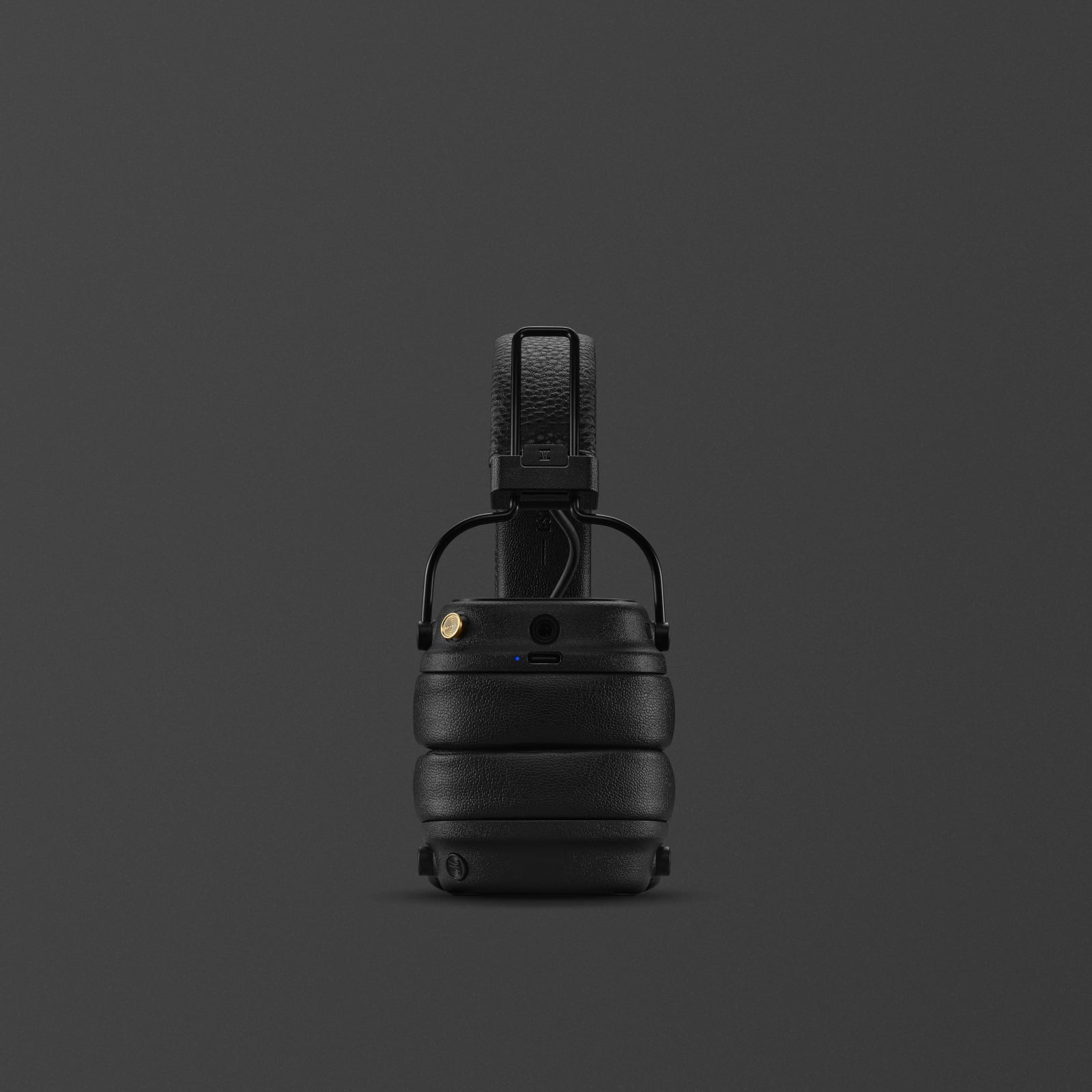 Casque sans fil Marshall Major V Black plié sur un fond sombre.