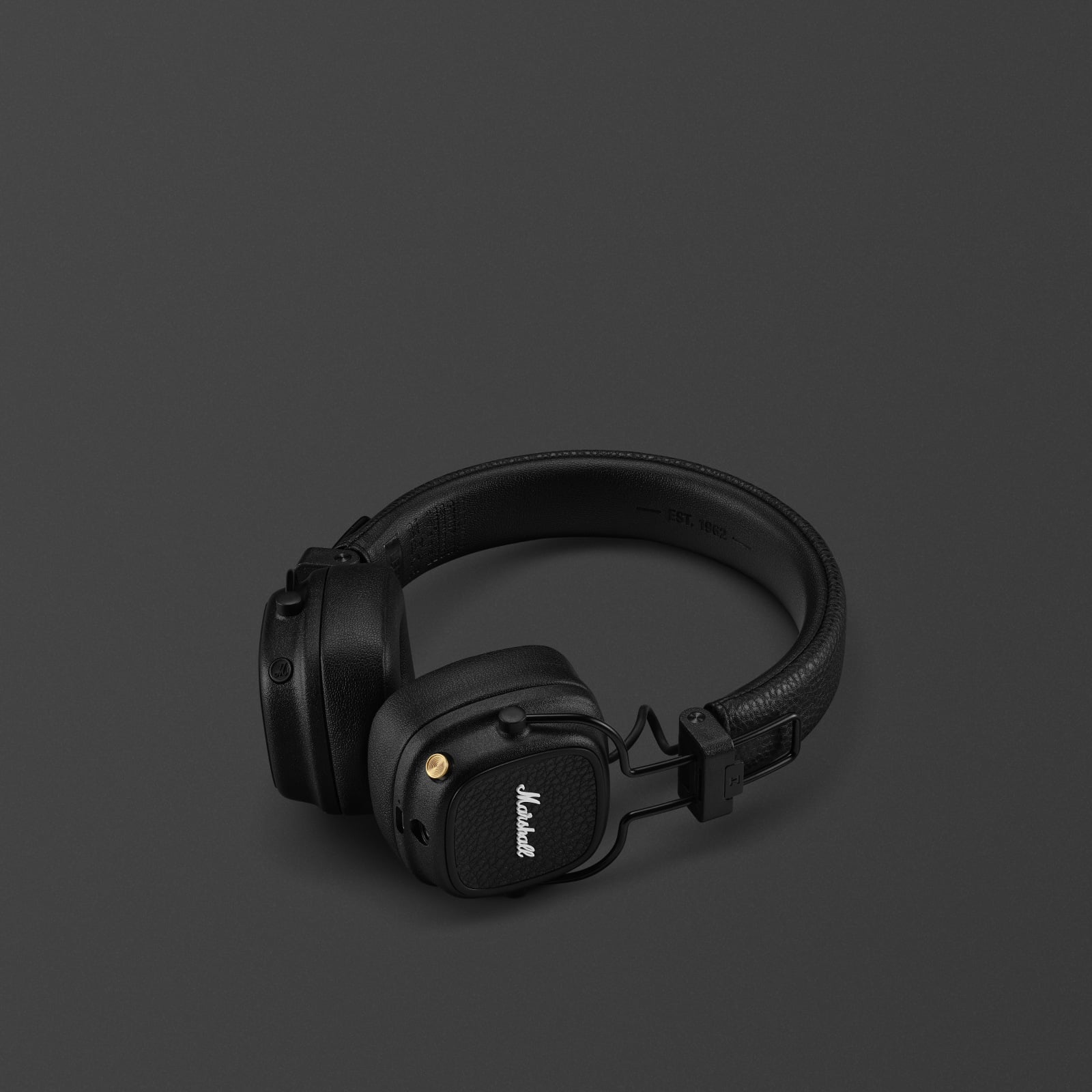 Casque supra-auriculaire Marshall Major V Black sur fond sombre.