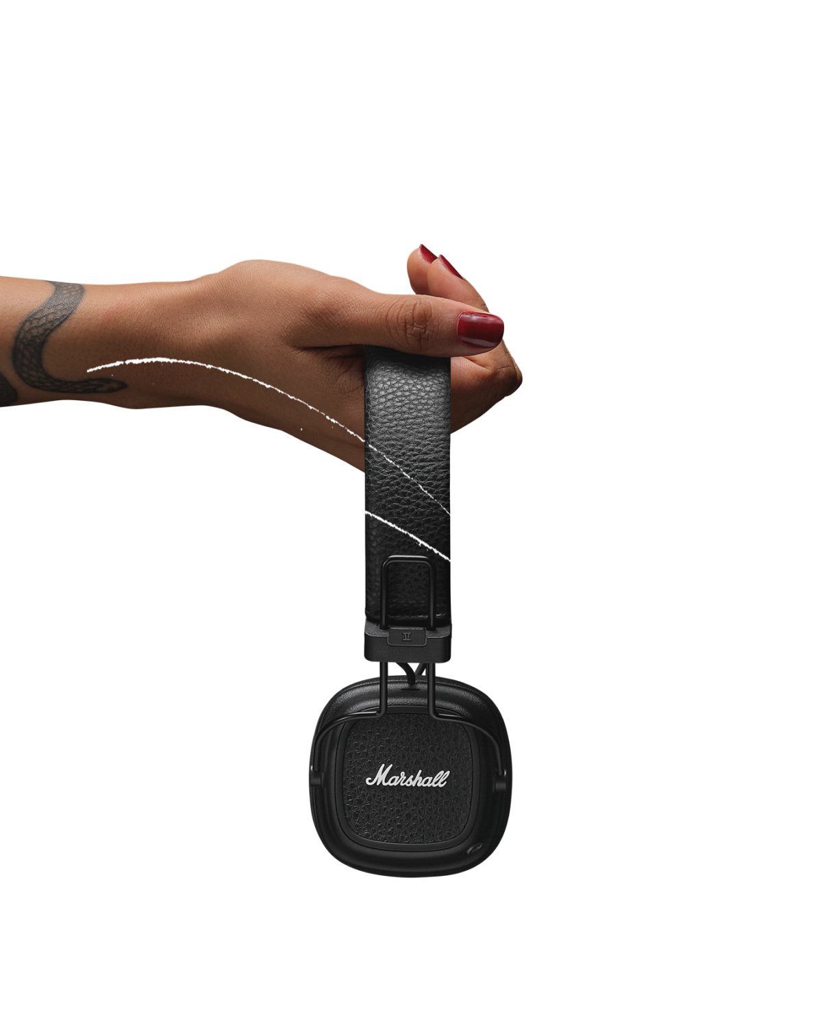 Femme tenant une paire d'écouteurs Marshall Major V Black.