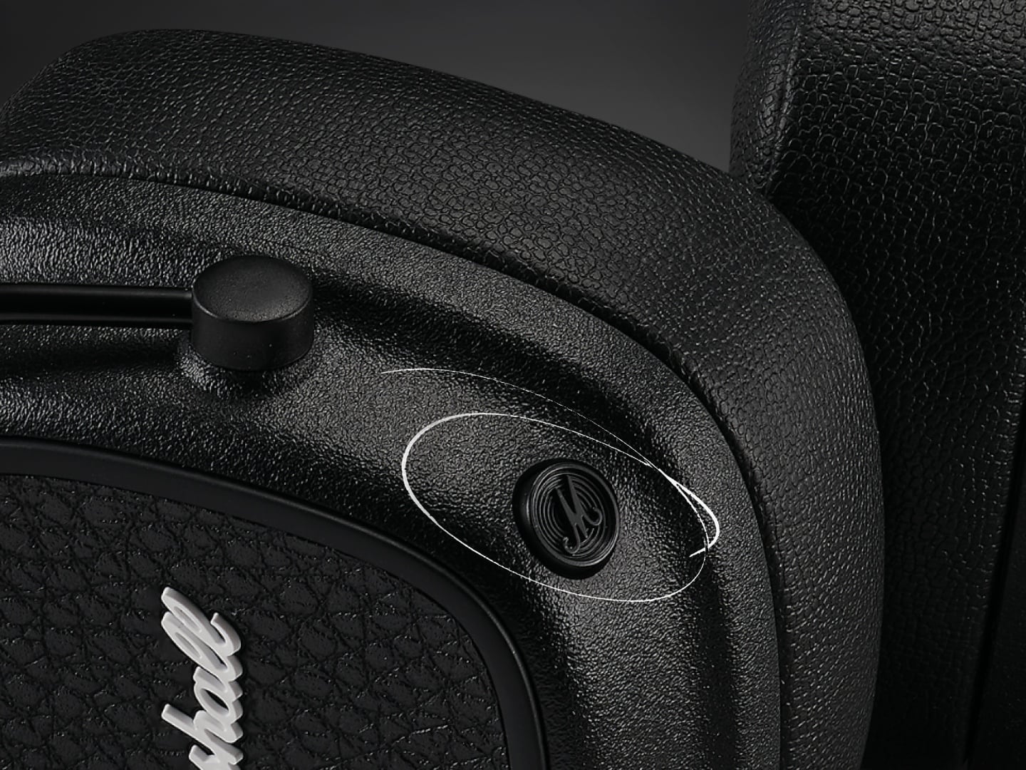 Gros plan sur le bouton M du casque supra-auriculaire Marshall Major V Black.
