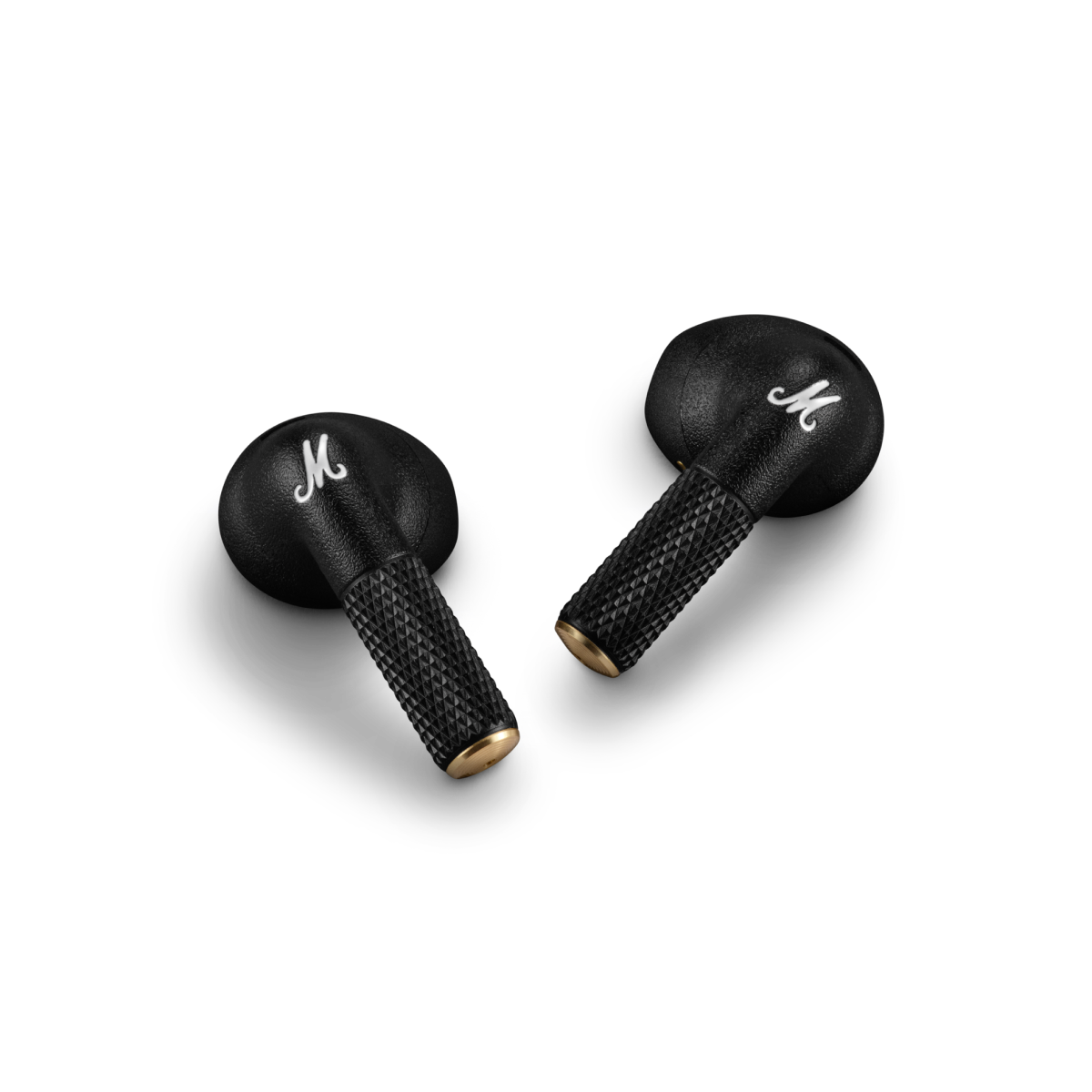 Deux écouteurs noirs Marshall Minor IV posés sur une surface sombre.