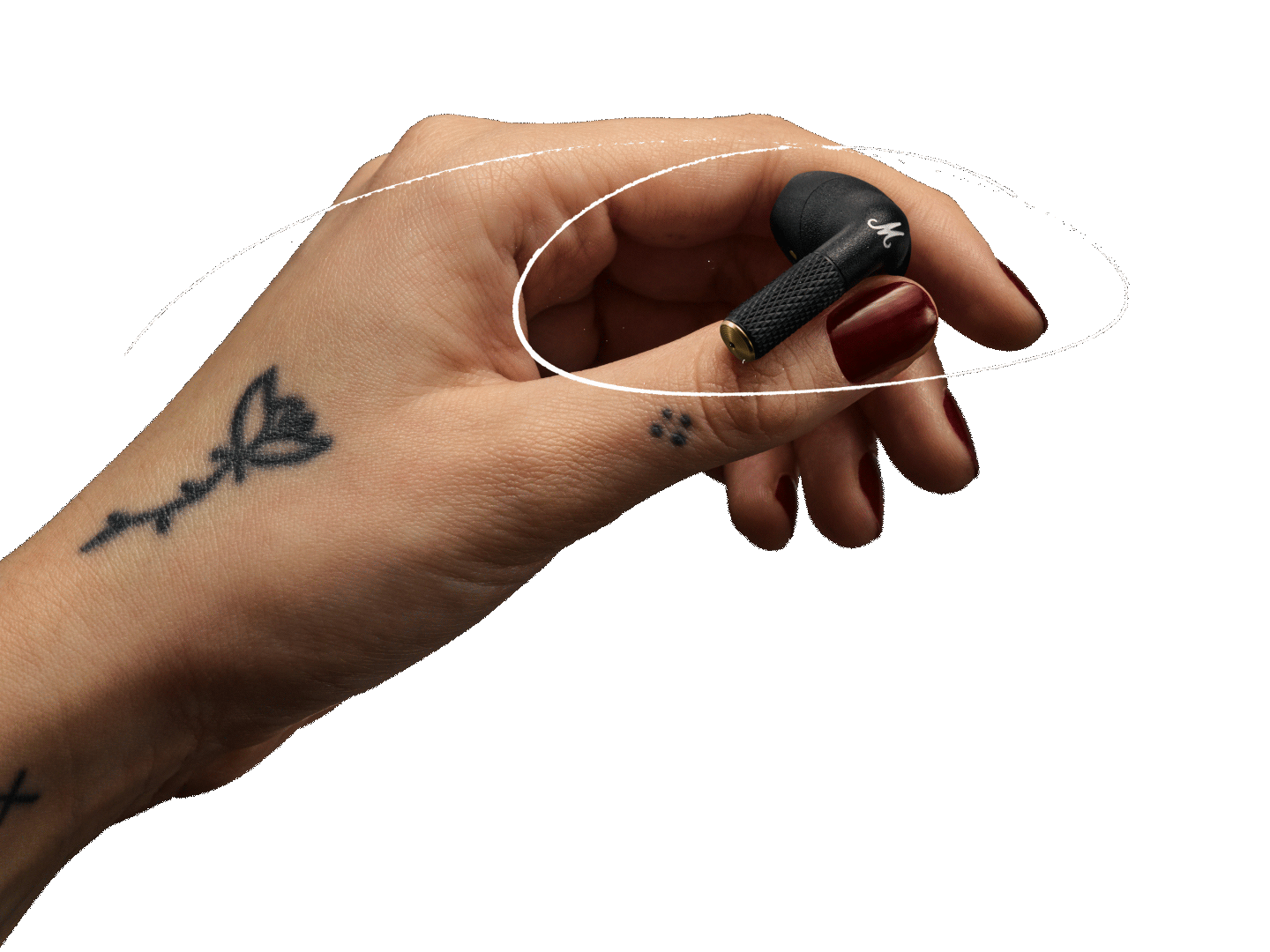 Femme tenant un &eacute;couteur sans fil Marshall Minor IV Black true wireless earbud sur un fond noir.