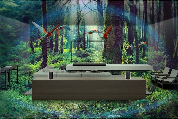 Image composite d'un salon avec canap&eacute; et syst&egrave;me de son Surround dans un environnement de jungle luxuriante.