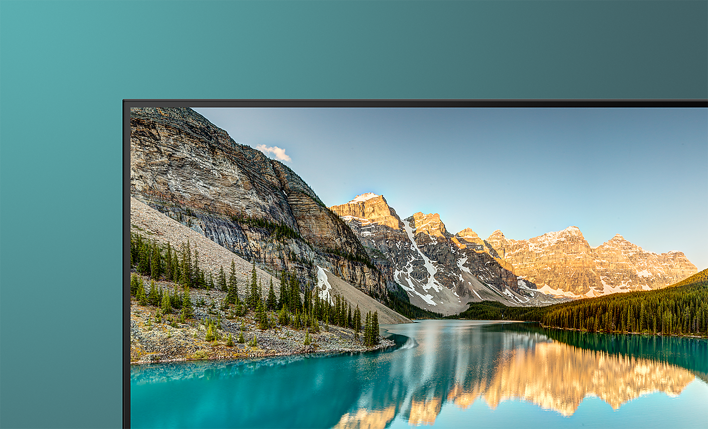 Image montrant la partie supérieure d'un téléviseur avec une capture d'écran de montagnes se reflétant dans un lac