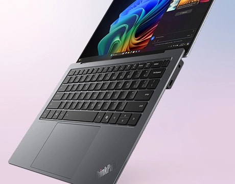 Lorsque l’ordinateur portable Lenovo ThinkPad X9 14 Aura Edition est ouvert à 180 degrés, il repose à plat sur une surface plane, ce qui le rend plus robuste.