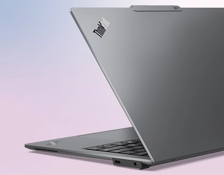 Le portable Lenovo ThinkPad X9 14 Aura Edition en aluminium recyclé Thunder Grey arbore un look sophistiqué et moderne.
