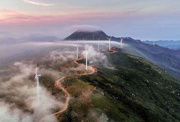 Ces éoliennes posées sur un sommet de montage brumeux témoignent de l’engagement de Lenovo en faveur de la technologie durable et de la nécessité de réduire tout effet délétère pour la planète.