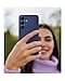 Une personne tient un Galaxy S25 &eacute;quip&eacute; de la Silicone Case en Bleu.