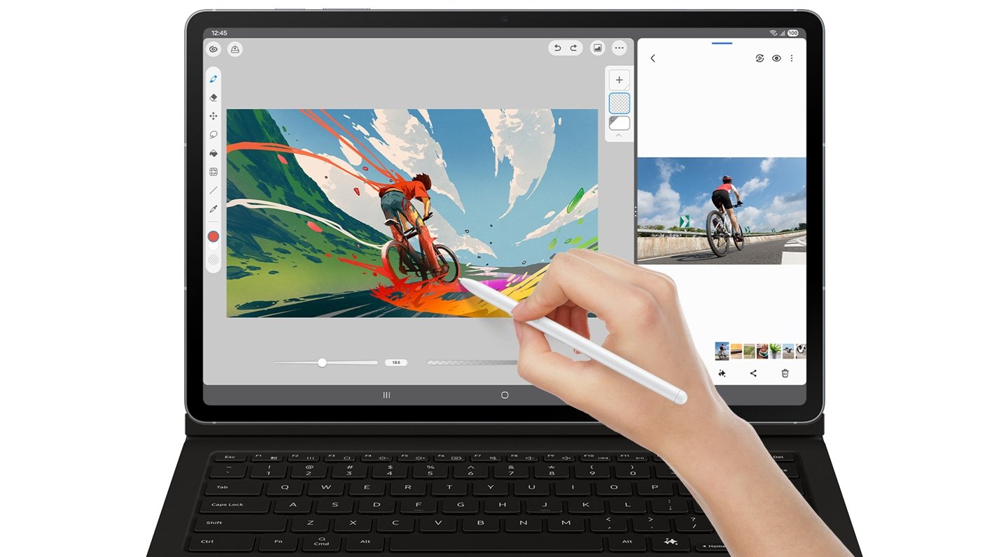 Une personne utilise l'application Galerie sur la Galaxy Tab S10 FE+ avec le clavier Book Cover attaché pour faire référence à l'image d'un vélo et dessine l'image d'un garçon faisant du vélo sur une route à l'aide du S Pen dans l'application Clip Studio Paint.