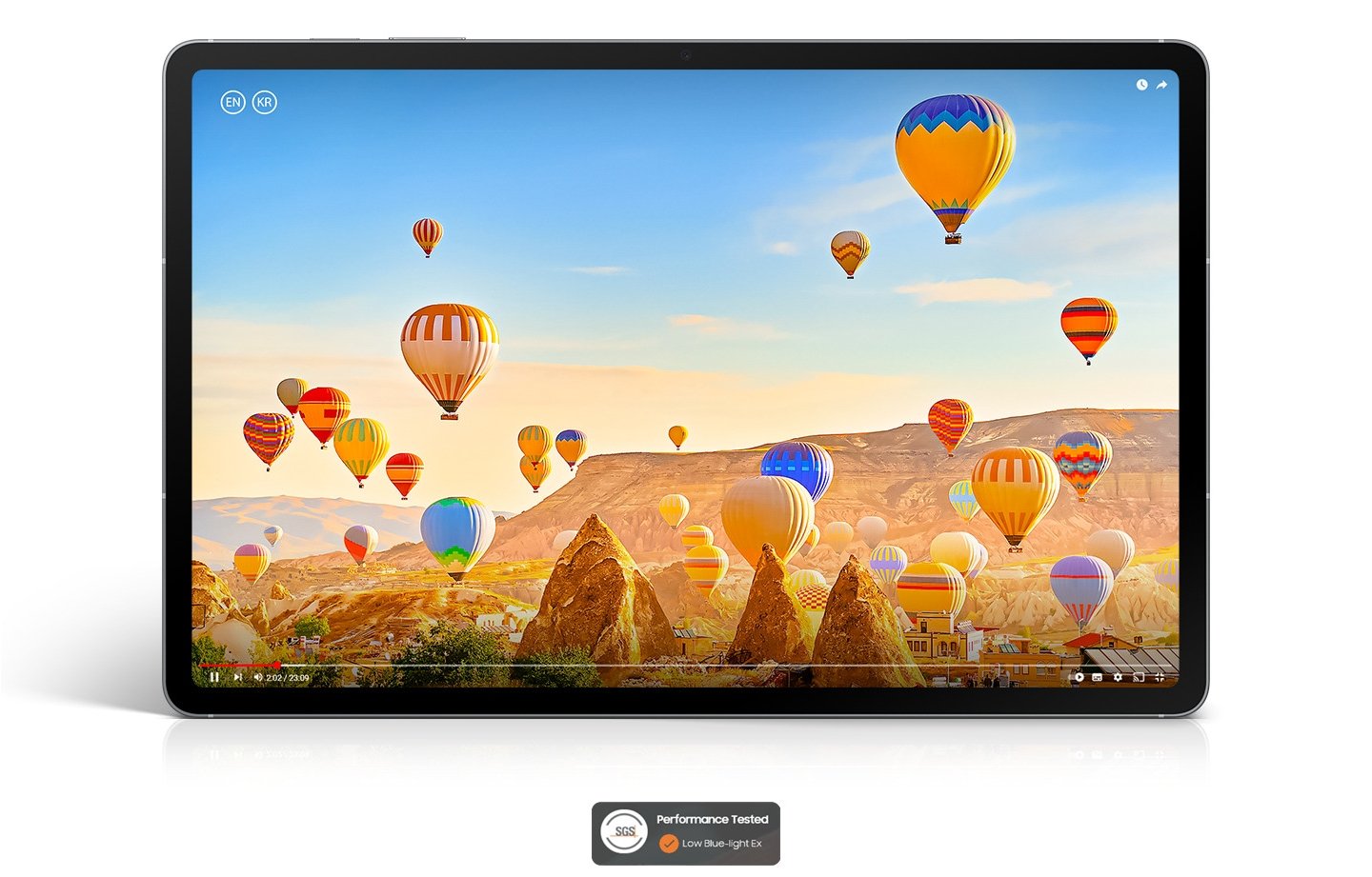 Une vidéo de montgolfières colorées survolant un paysage désertique s'affiche sur l'écran de la Galaxy Tab S10 FE+, mettant en valeur l'image lumineuse et éclatante. Le logo SGS Performance Tested Low Blue-light Ex est affiché.