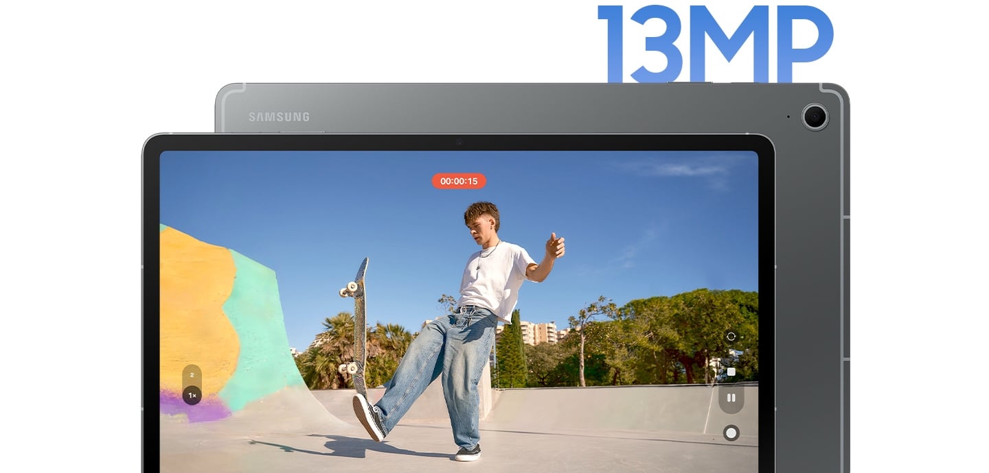 Galaxy Tab S10 FE+ en gris présenté de face et de dos avec une vidéo d'un jeune homme faisant du skateboard en plein air prise à l'aide de la caméra arrière améliorée de 13 MP.
