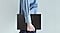 Une personne portant une chemise bleue est vue en train de marcher tout en tenant une Galaxy Tab S10 FE+ recouverte d'un Book Cover Keyboard Slim.