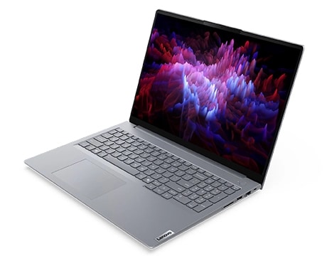 Vue de face du côté droit de l’ordinateur portable Lenovo ThinkBook 16 Gen 8 (16 pouces Intel) mettant en valeur son large écran et son affichage époustouflant qui offrent une expérience visuelle immersive.