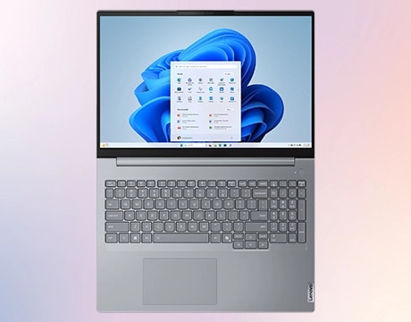 Vue plongeante de l’ordinateur portable Lenovo ThinkBook 16 Gen 8 (16 pouces Intel) ouvert à 180 degrés, mettant en valeur son large écran et son clavier résistant aux éclaboussures pour offrir des performances fiables.