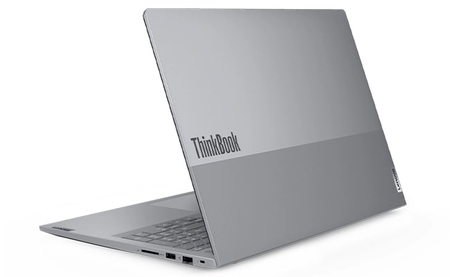 Vue du côté arrière droit de l’ordinateur portable Lenovo ThinkBook 16 Gen 8 (16 pouces Intel) mettant en valeur son design et son architecture robustes avec sa finition raffinée Arctic Grey.