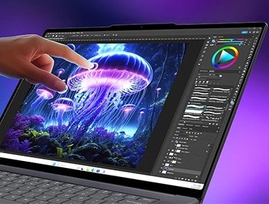 Une main plane au-dessus de l'écran tactile en option sur le Yoga Slim 7i Gen 9 Aura Edition (15″ Intel)