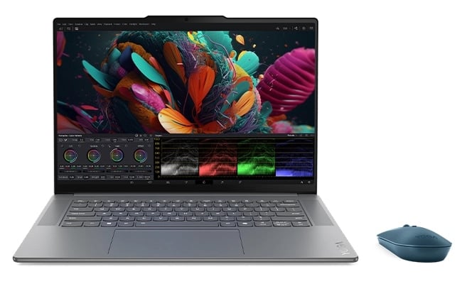 Une souris se trouve à droite d'un Yoga Slim 7i Gen 9 Aura Edition (15″ Intel) ouvert