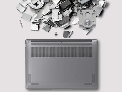 Une collection de pièces à côté d'une vue de fond d'un ordinateur portable