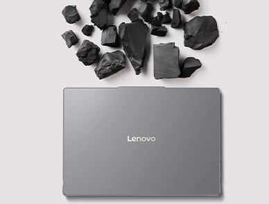 Des morceaux de carbone à côté du haut d'un ordinateur portable Lenovo