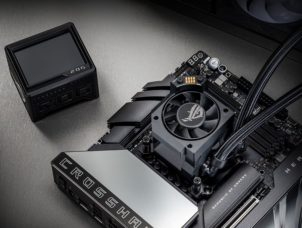 Le ROG Ryujin III 360 ARGB Extreme installé sur la ROG Crosshair X870E Hero, avec le Fan Vent ouvert pour révéler le ventilateur VRM.