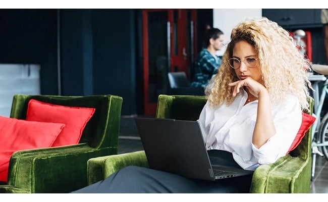 Lorsque vous travaillez dans des lieux publics, soyez assuré que l'ordinateur portable Lenovo ThinkPad T14 Gen 6 offre une sécurité à plusieurs niveaux.