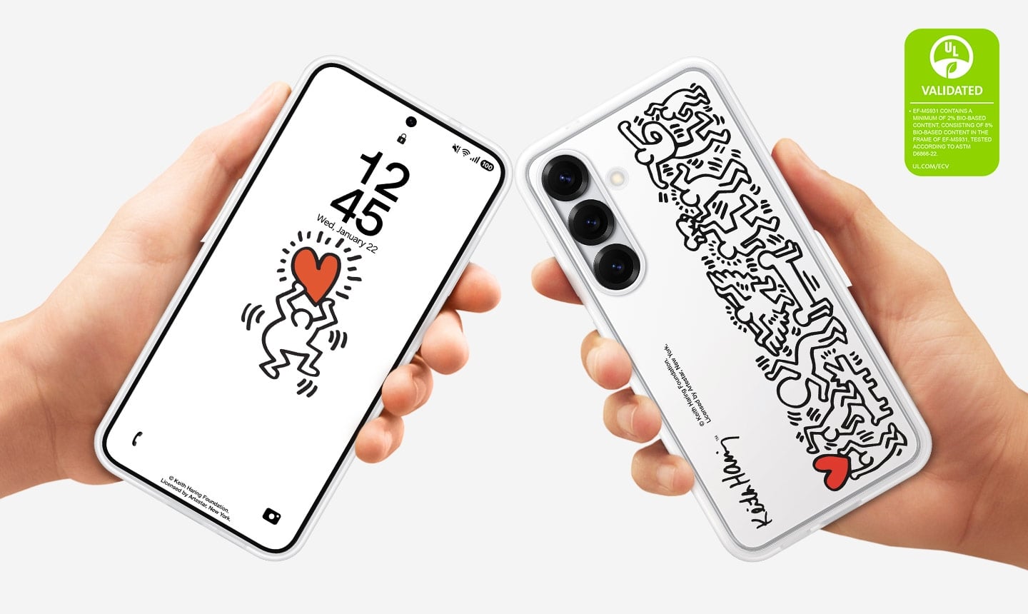 Deux mains tiennent chacune un Galaxy S25, tous deux &eacute;quip&eacute;s de la Flipsuit Case. L&rsquo;un montre le smartphone du c&ocirc;t&eacute; de l&rsquo;&eacute;cran et l&rsquo;autre de dos o&ugrave; les dessins de Keith Haring de la coque sont affich&eacute;s. Dans le coin sup&eacute;rieur droit se trouve une Certification de d&eacute;claration environnementale UL indiquant&nbsp;: &laquo;&nbsp;EF-MS931 CONTIENT UN MINIMUM DE 2% DE CONTENU &Agrave; BASE BIOLOGIQUE, COMPRENANT 8% DE CONTENU &Agrave; BASE BIOLOGIQUE DANS LE CADRE DE EF-MS931, TEST&Eacute; SELON ASTM D6866-22. UL.COM/ECV&nbsp;&raquo;.