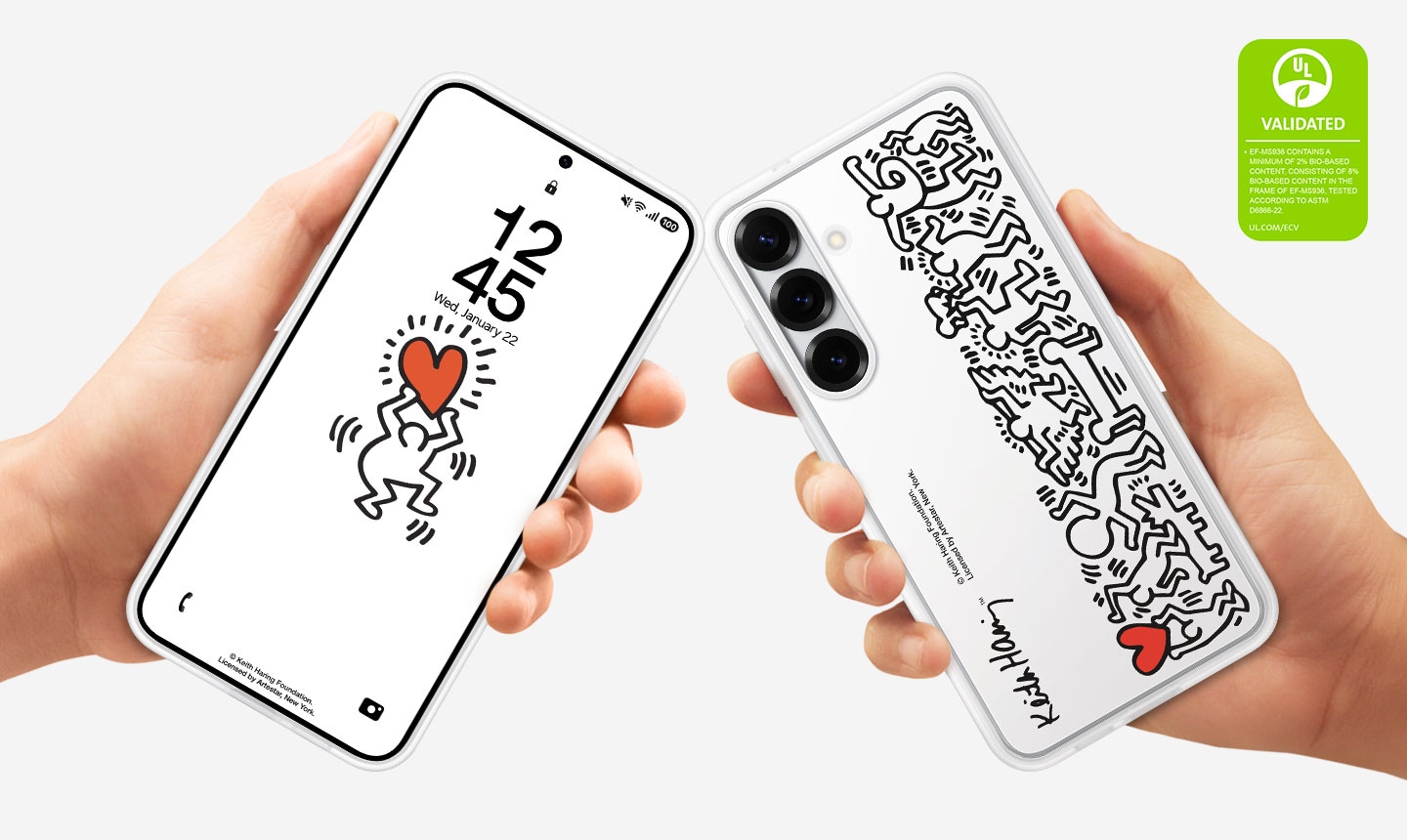 Deux mains tiennent chacune un Galaxy S25+, tous deux &eacute;quip&eacute;s de la Flipsuit Case. L&rsquo;un montre le smartphone du c&ocirc;t&eacute; de l&rsquo;&eacute;cran et l&rsquo;autre de dos o&ugrave; les dessins de Keith Haring de la coque sont affich&eacute;s. Dans le coin sup&eacute;rieur droit se trouve une Certification de d&eacute;claration environnementale UL indiquant&nbsp;: &laquo;&nbsp;EF-MS936 CONTIENT UN MINIMUM DE 2% DE CONTENU &Agrave; BASE BIOLOGIQUE, COMPRENANT 8% DE CONTENU &Agrave; BASE BIOLOGIQUE DANS LE CADRE DE EF-MS936, TEST&Eacute; SELON ASTM D6866-22. UL.COM/ECV&nbsp;&raquo;.