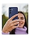 Une personne tient un Galaxy S25 &eacute;quip&eacute; de la Silicone Case en Bleu.