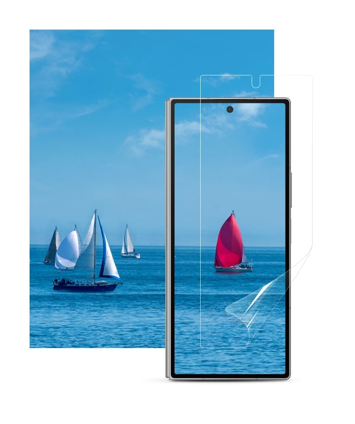 Le Galaxy Z Fold6 flotte en l&rsquo;air avec plusieurs voiliers en mer. Un film antireflet est plac&eacute; au-dessus de l&rsquo;&eacute;cran. Il est parfaitement clair et translucide et montre comment le film antireflet offre une visibilit&eacute; cristalline sur l&rsquo;&eacute;cran.