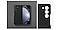 Vue arri&egrave;re d&rsquo;un Galaxy Z Fold5 d&eacute;pli&eacute; recouvert d&rsquo;un &eacute;tui en &eacute;co-cuir noir. &Agrave; c&ocirc;t&eacute; se trouve un gros plan de l&rsquo;encoche pour appareil photo de l&rsquo;&eacute;tui.