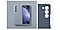 Vue arri&egrave;re d&rsquo;un Galaxy Z Fold5 d&eacute;pli&eacute; recouvert d&rsquo;un &eacute;tui en &eacute;co-cuir bleu glac&eacute;. &Agrave; c&ocirc;t&eacute; se trouve un gros plan de l&rsquo;encoche pour appareil photo de l&rsquo;&eacute;tui.
