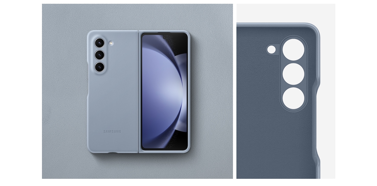 Vue arri&egrave;re d&rsquo;un Galaxy Z Fold5 d&eacute;pli&eacute; recouvert d&rsquo;un &eacute;tui en &eacute;co-cuir bleu glac&eacute;. &Agrave; c&ocirc;t&eacute; se trouve un gros plan de l&rsquo;encoche pour appareil photo de l&rsquo;&eacute;tui.