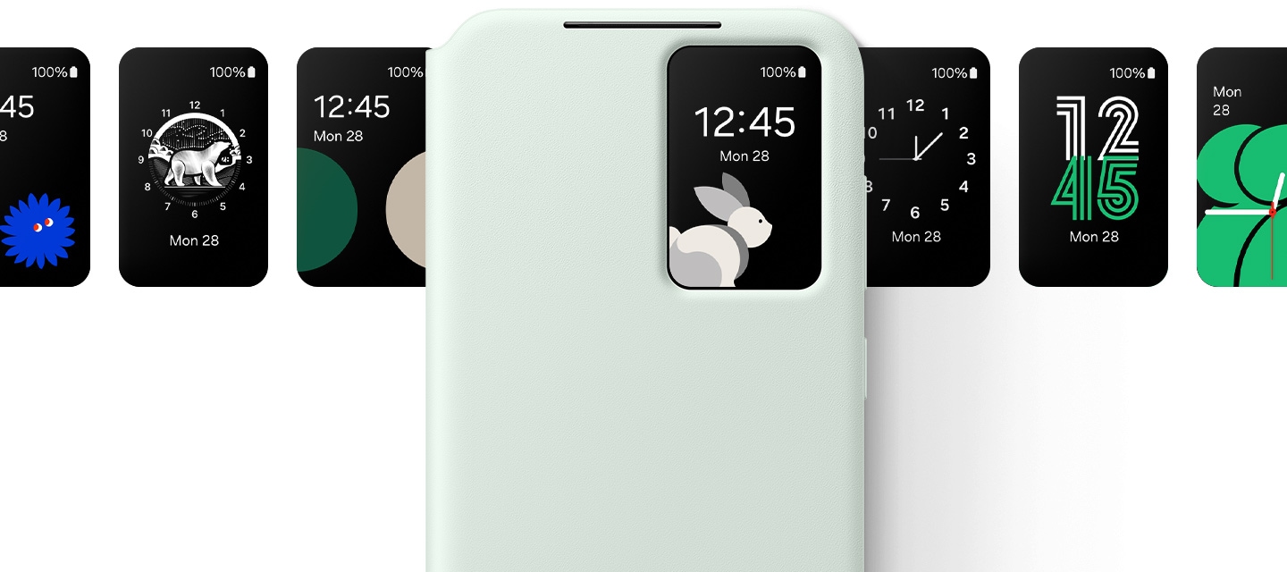 Vue de face d&rsquo;un Galaxy S24 FE avec un &eacute;tui portefeuille Menthe. Les affichages de la petite fen&ecirc;tre sont dispos&eacute;s &agrave; gauche et &agrave; droite, chacun indiquant l&rsquo;heure et la date dans diff&eacute;rents styles.