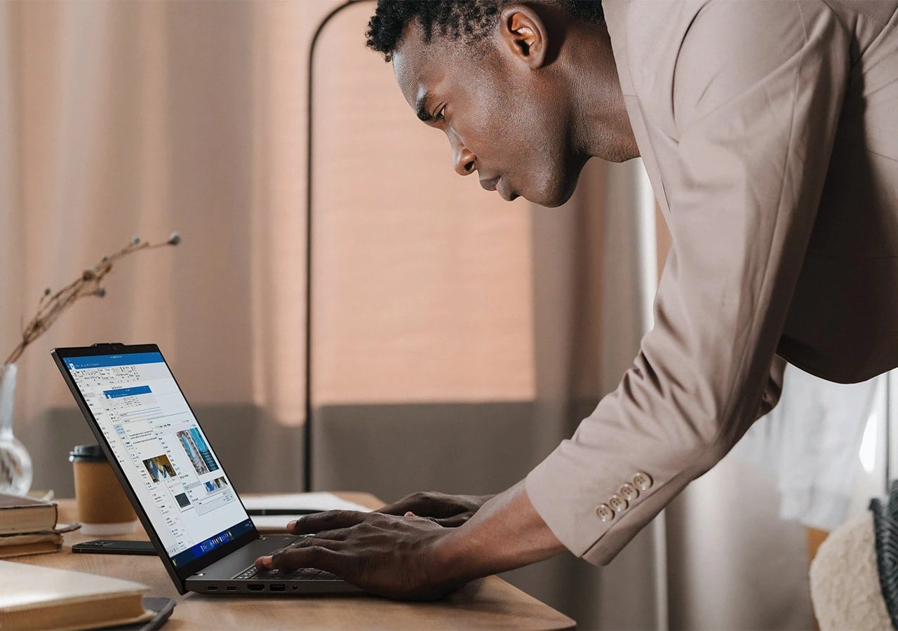 Malgr&eacute; son format 16&nbsp;pouces, l'ordinateur portable Lenovo ThinkPad T16 Gen 4 est parfaitement portable et facile &agrave; emporter.