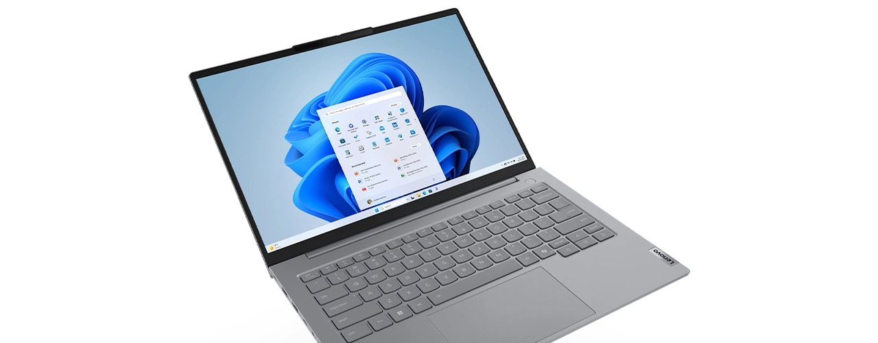 Vue oblique de l&rsquo;ordinateur portable Lenovo ThinkBook&nbsp;14 Gen&nbsp;8 (Intel 14&nbsp;pouces) grand ouvert, mettant en &eacute;vidence son &eacute;cran dynamique et son clavier r&eacute;actif.